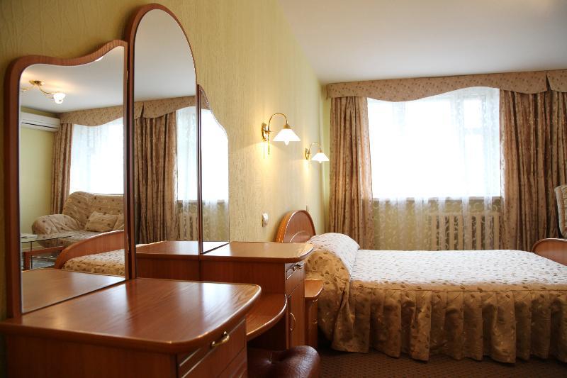 אומסק Molodezhnaya Hotel מראה חיצוני תמונה